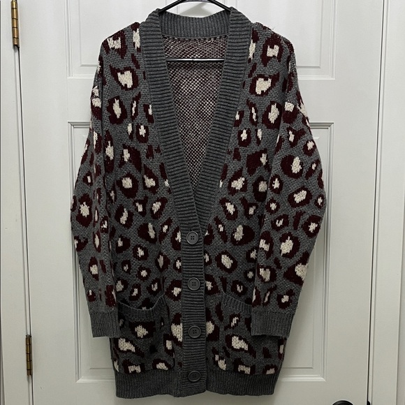Evereve Oversized Leopard Print Cardigan in Gray and Burgundy - Size XL - Picture 1 of 16